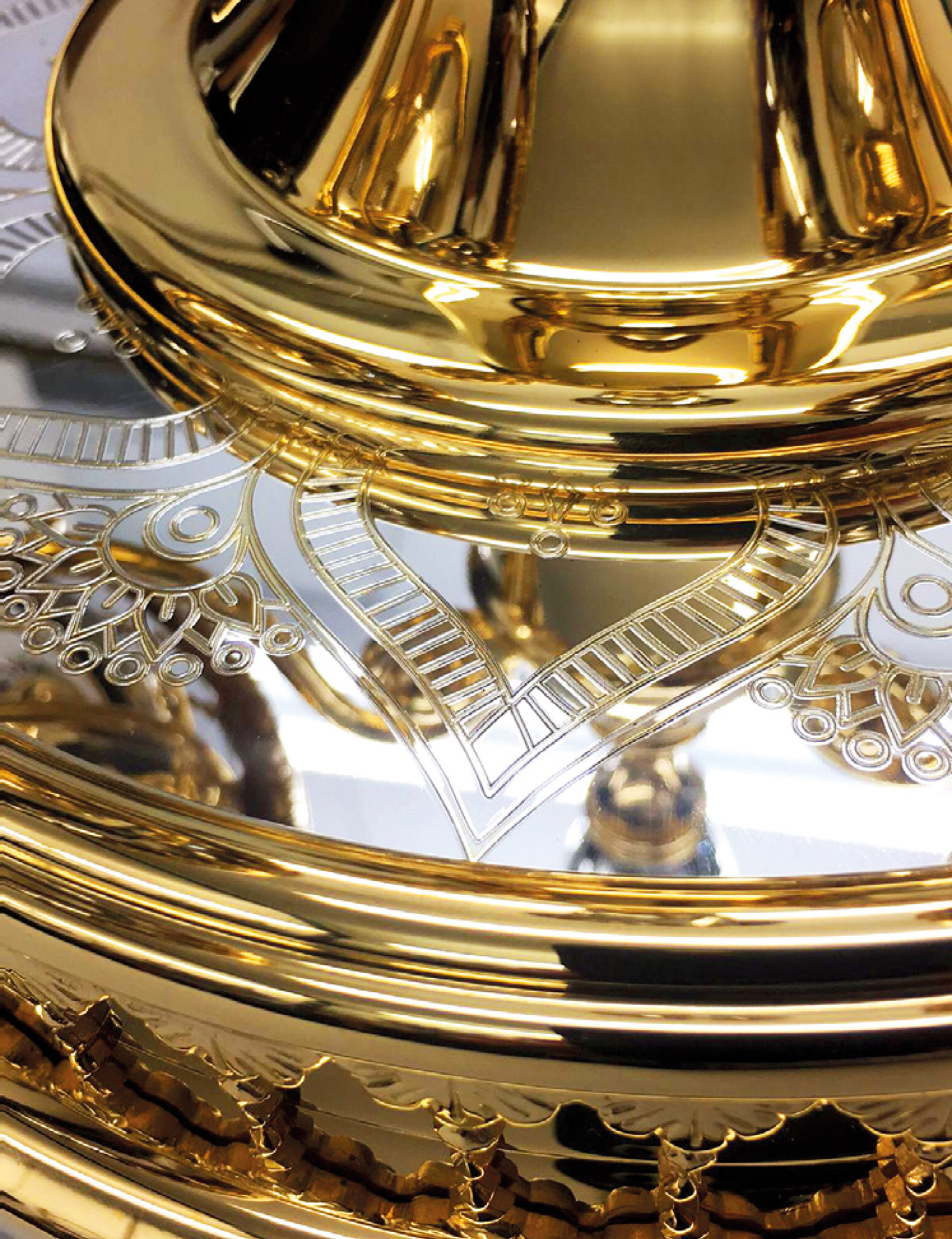 bespoke-epergne-engraving-closeup