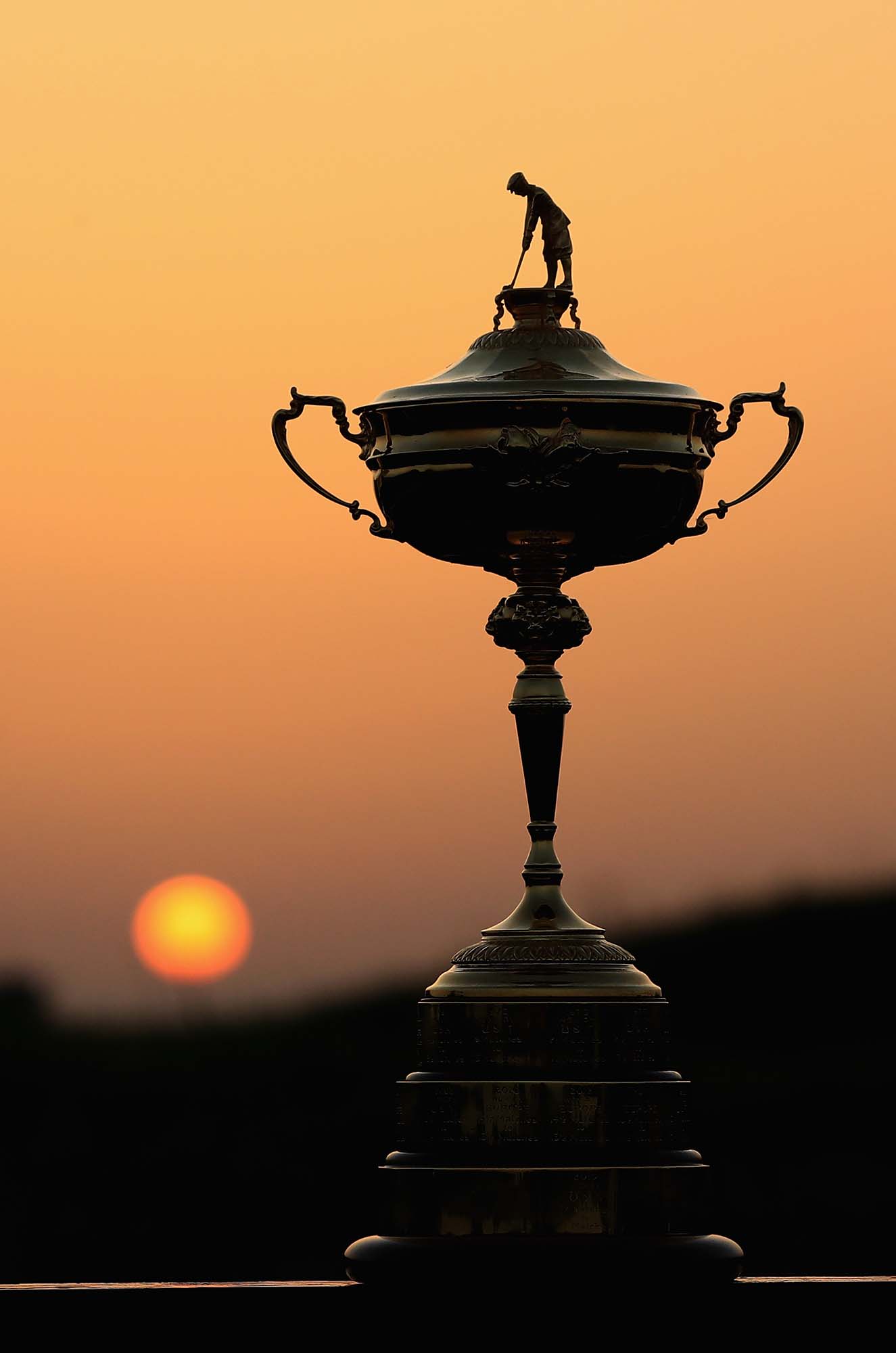Who makes Ryder Cup trophy replicas