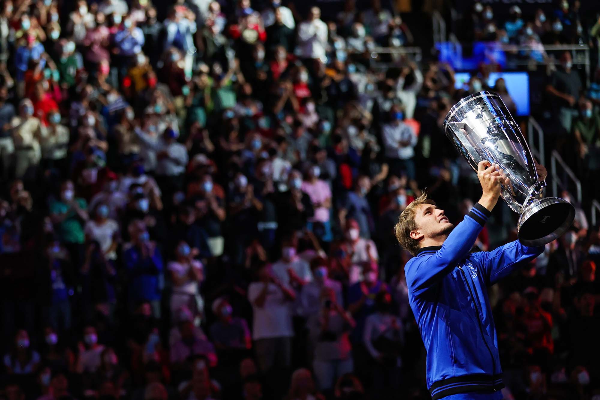 Alexander Zverev lifts the Laver Cup trophy
