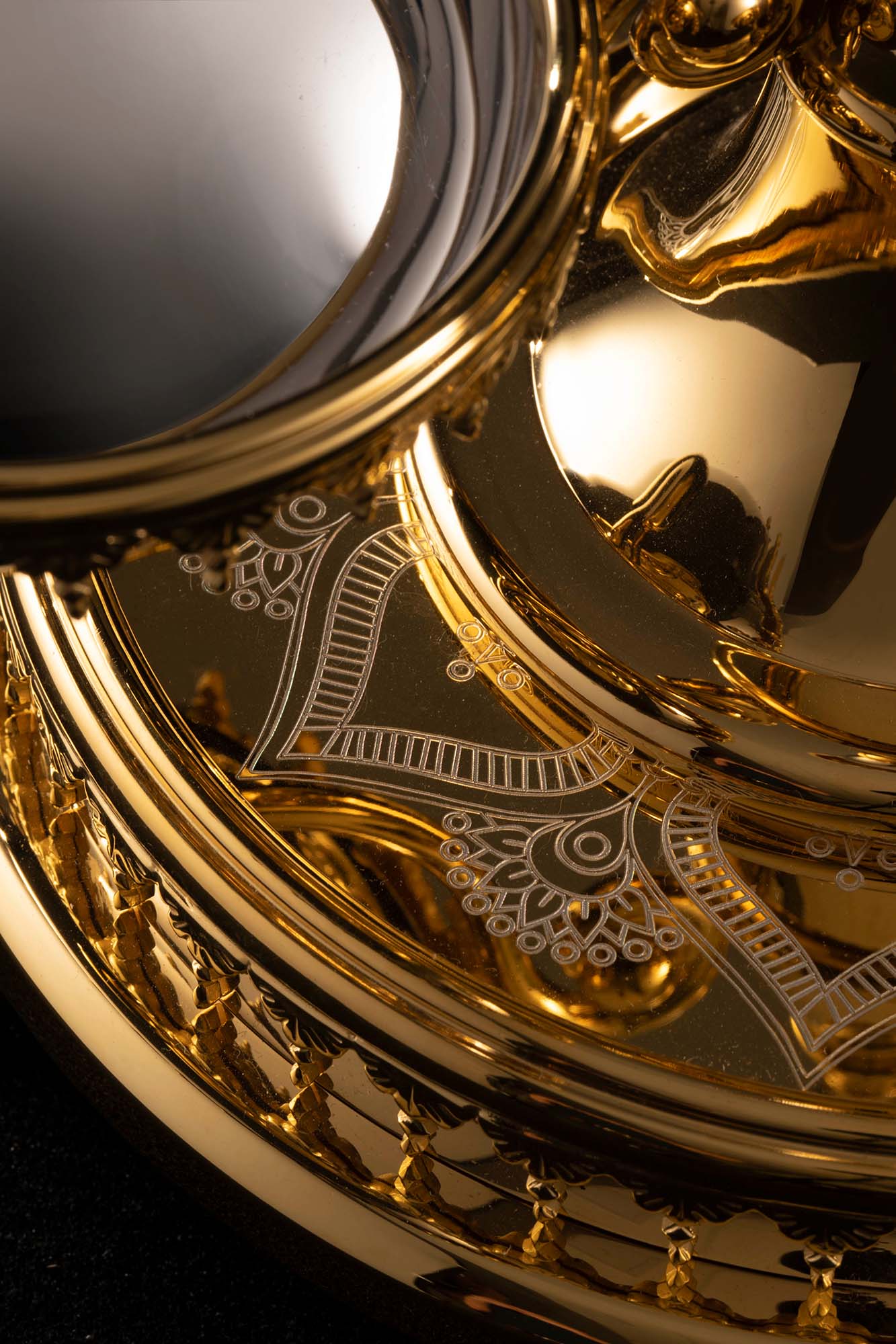 royal-palace-oman-bespoke-gold-centrepiece