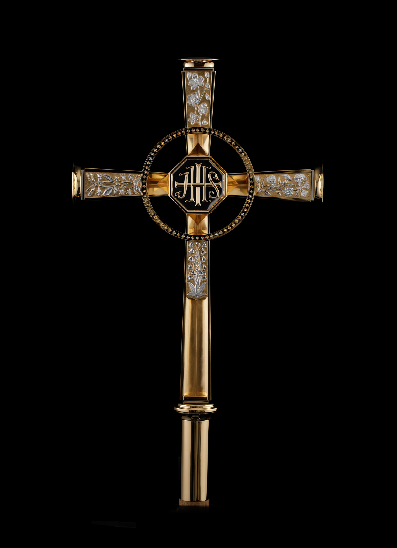 Designers-Makers-Of-The-Queen-Elizabeth-II-Platinum-Jubilee-Processional-Cross-2-1306×1800