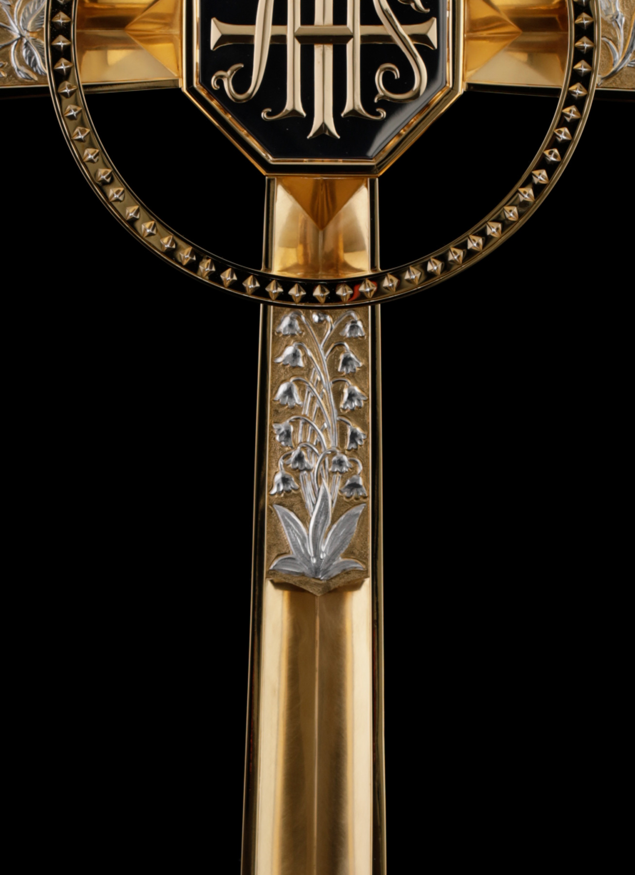 Designers-Makers-Of-The-Queen-Elizabeth-II-Platinum-Jubilee-Processional-Cross-4-1306×1800