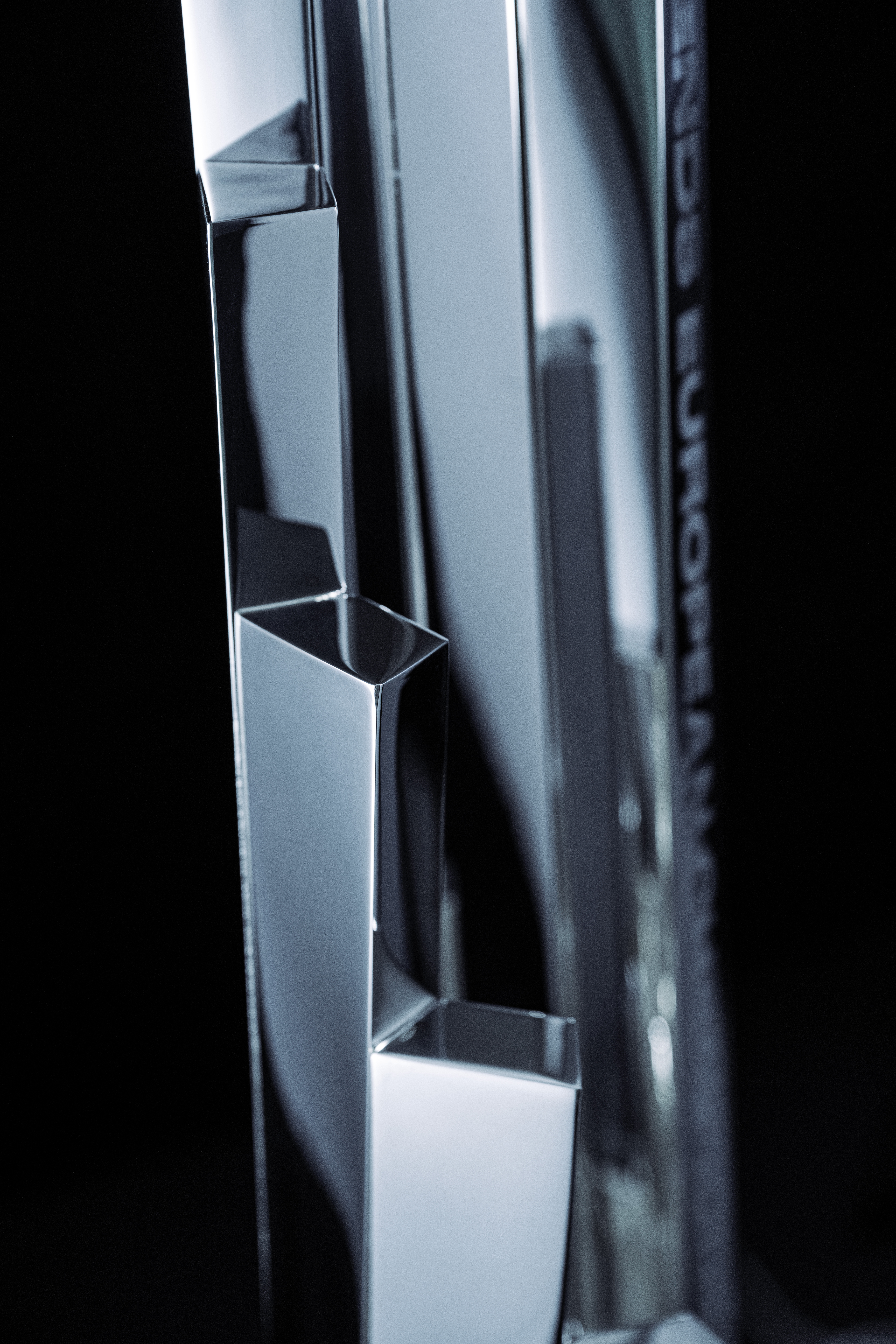 League-Of-Legends-European-Championship-Trophy-closeup-web
