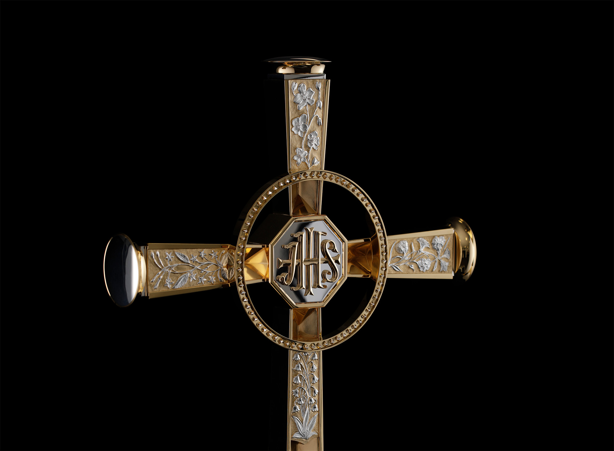 gold-processional-cross-crafted-for-the-queens-platinum-jubilee