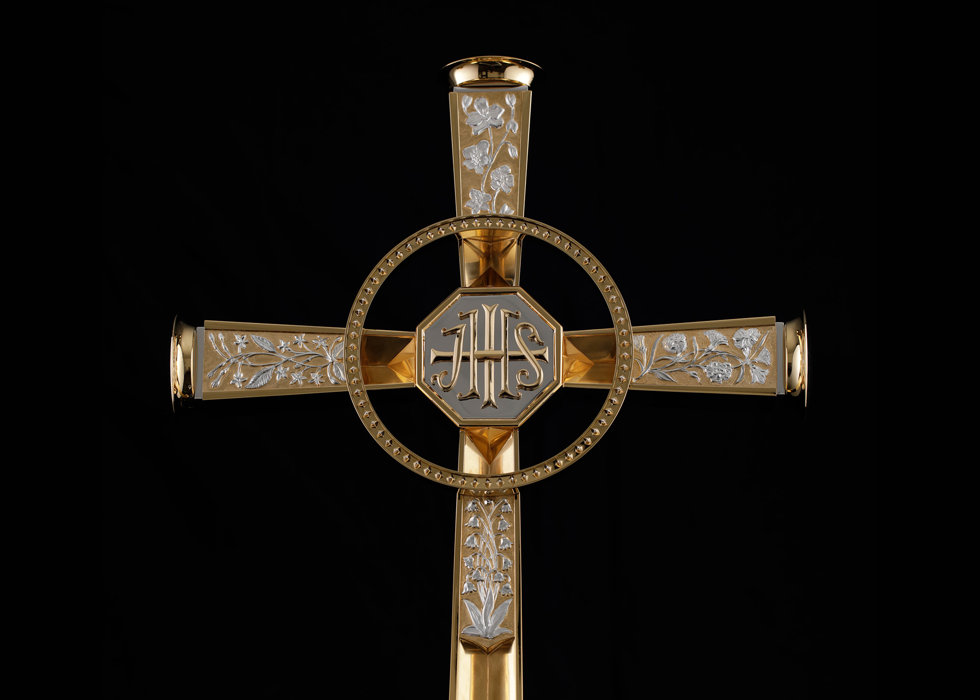 silversmith-makers-of-the-queens-processional-gold-cross