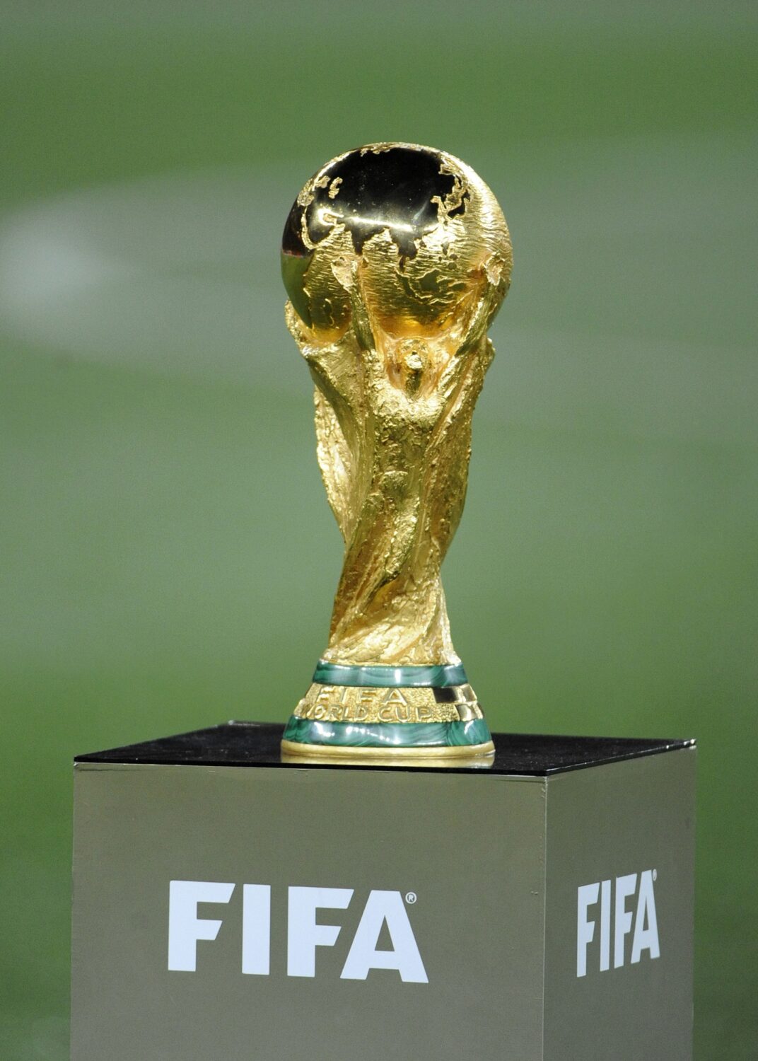How much does the World Cup trophy weigh? the history of the iconic trophy  - AS USA