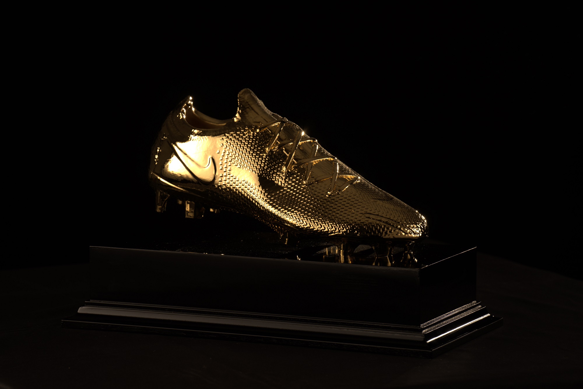 Harry Kane Golden boot england goalscoring record award makers Thomas Lyte designers (Wide)