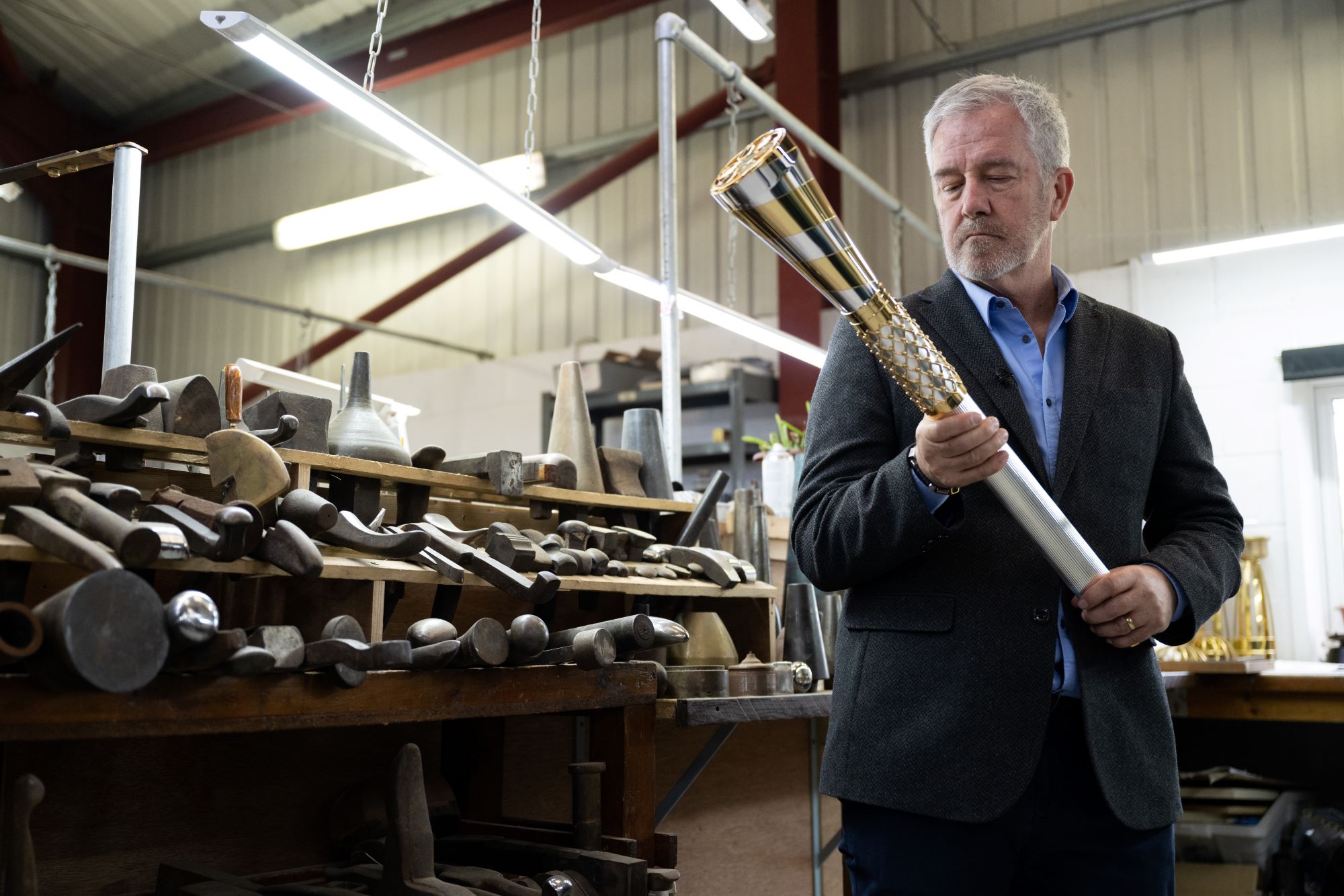 baton of hope mike mccarthy recieves baton from Thomas Lyte