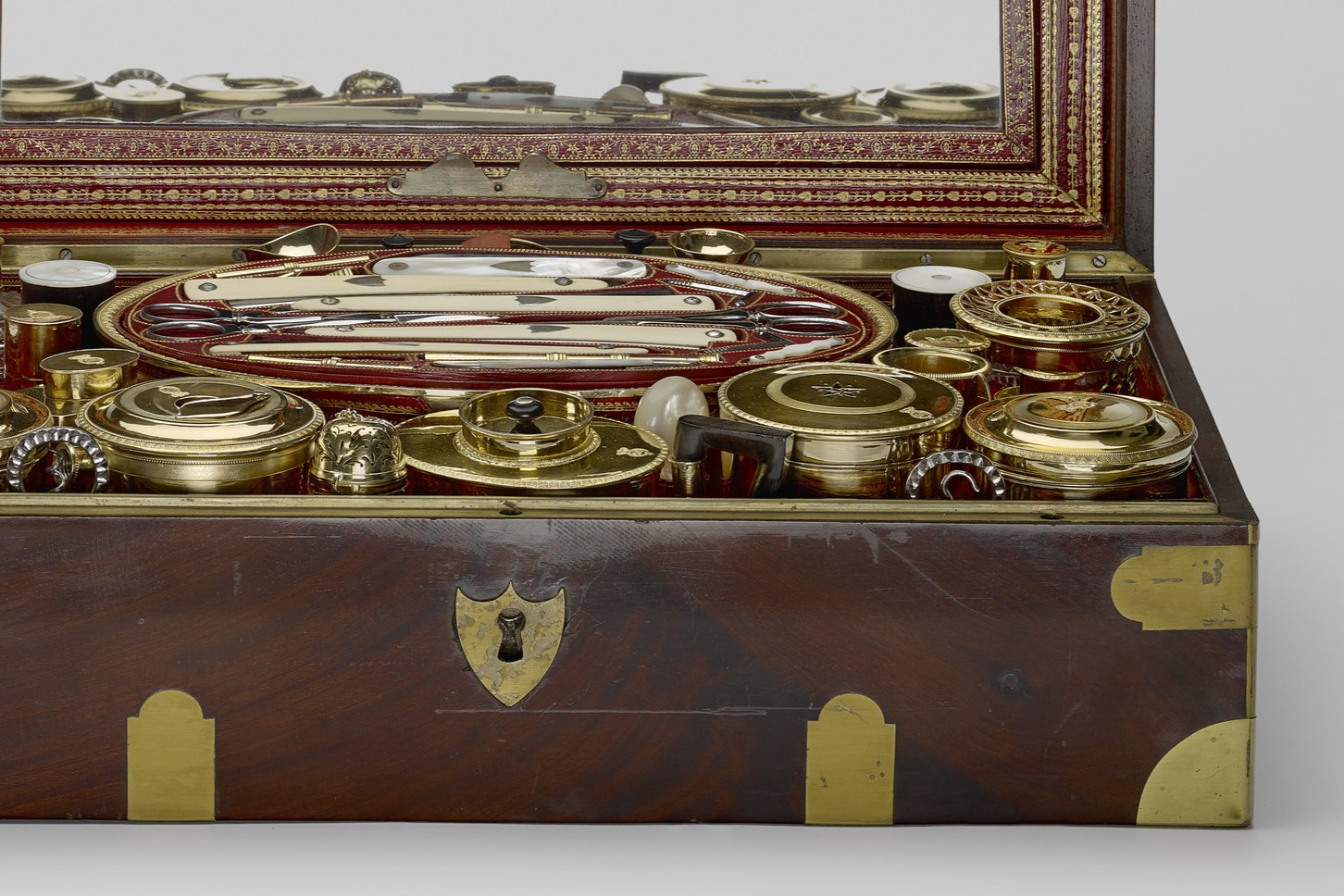 Toilet Service - Buckingham Palace - Style and Society - Dressing the Georgians (b)