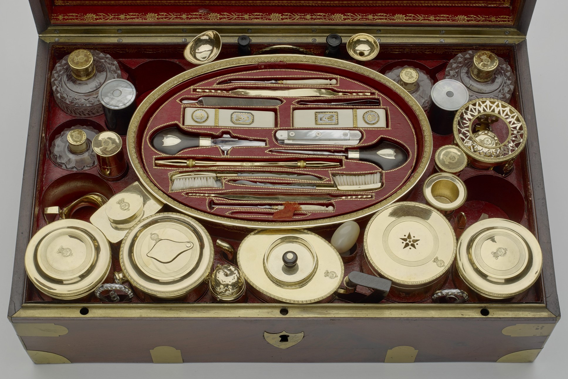 Toilet Service - Buckingham Palace - Style and Society - Dressing the Georgians (b)