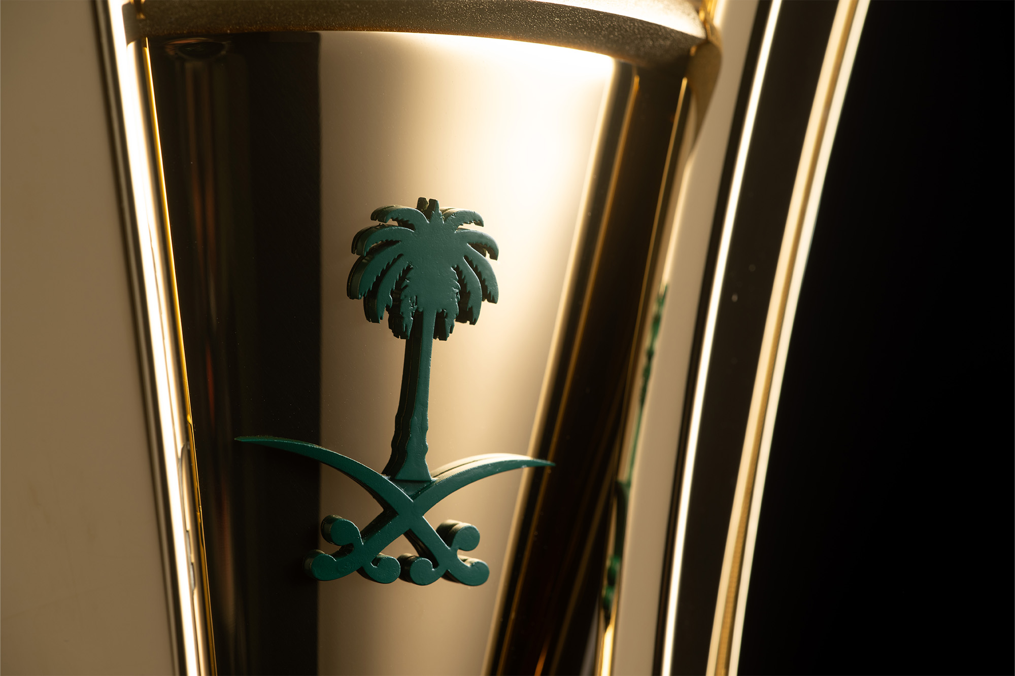 saudi-emblem-on-bespoke-gold-trophy